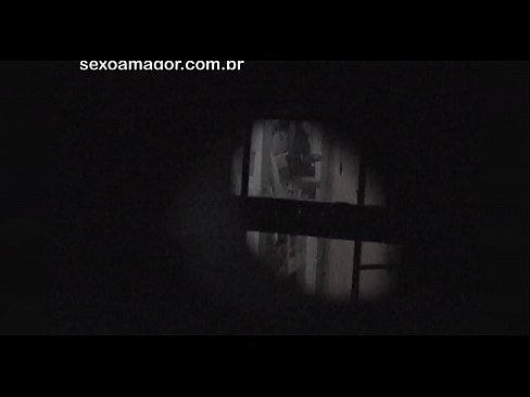❤️ Blondie tiġi filmata segretament minn voyeur tal-viċinat moħbi wara briks vojta Porn ta' kwalità lilna ❌❤